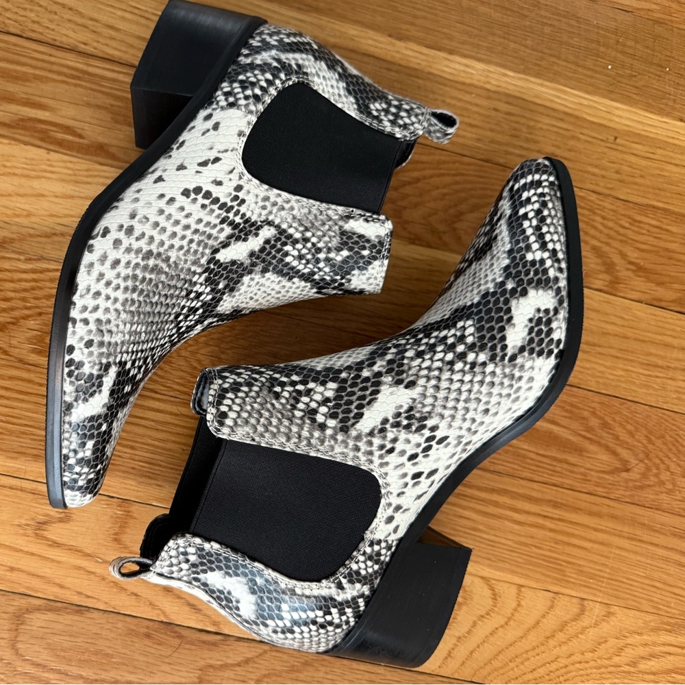 Blondo Emelia Bootie Black White Snakeskin - Picture 4 of 7